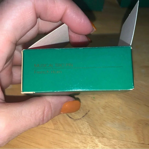 Avon goldtone French Horn Brooch NIB 1990. Vintage music lover - Picture 3 of 5